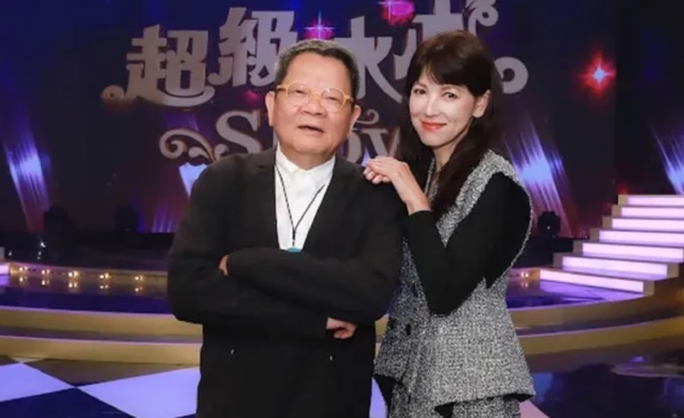 鄭進一化療後現身！　神采奕奕與白冰冰玩鬧鬥嘴