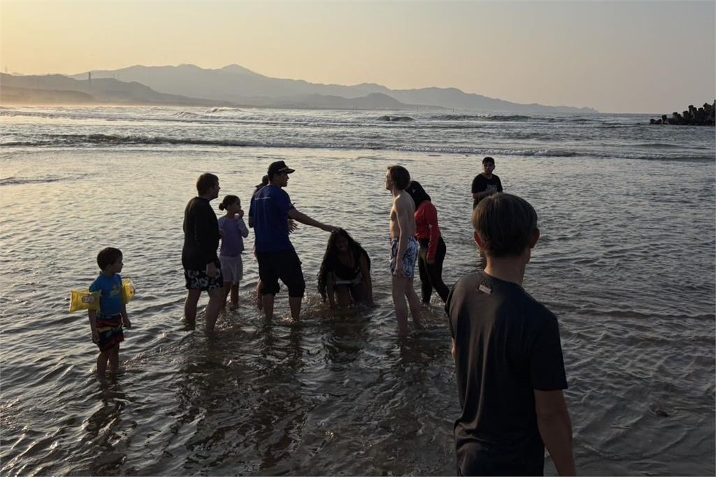 快新聞／新北貢寮驚傳戲水意外！3外籍人士遭海浪捲走　1人仍下落不明