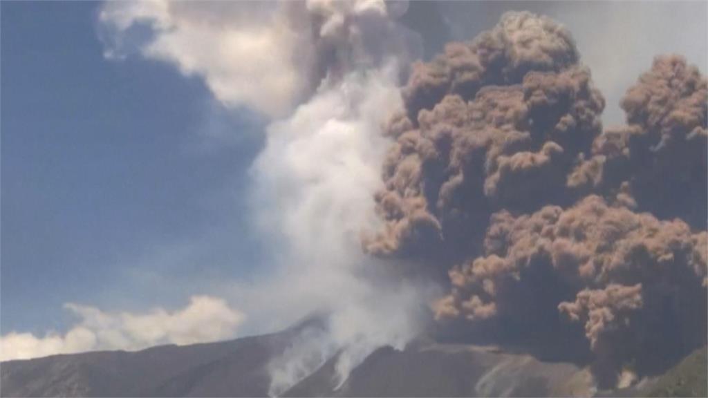 義大利埃特納火山大規模噴發　灰色雲柱高達6.5公里