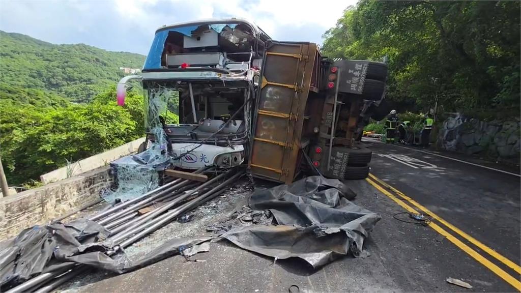 新北萬里重大車禍！　砂石車、國光客運對撞1死14輕重傷