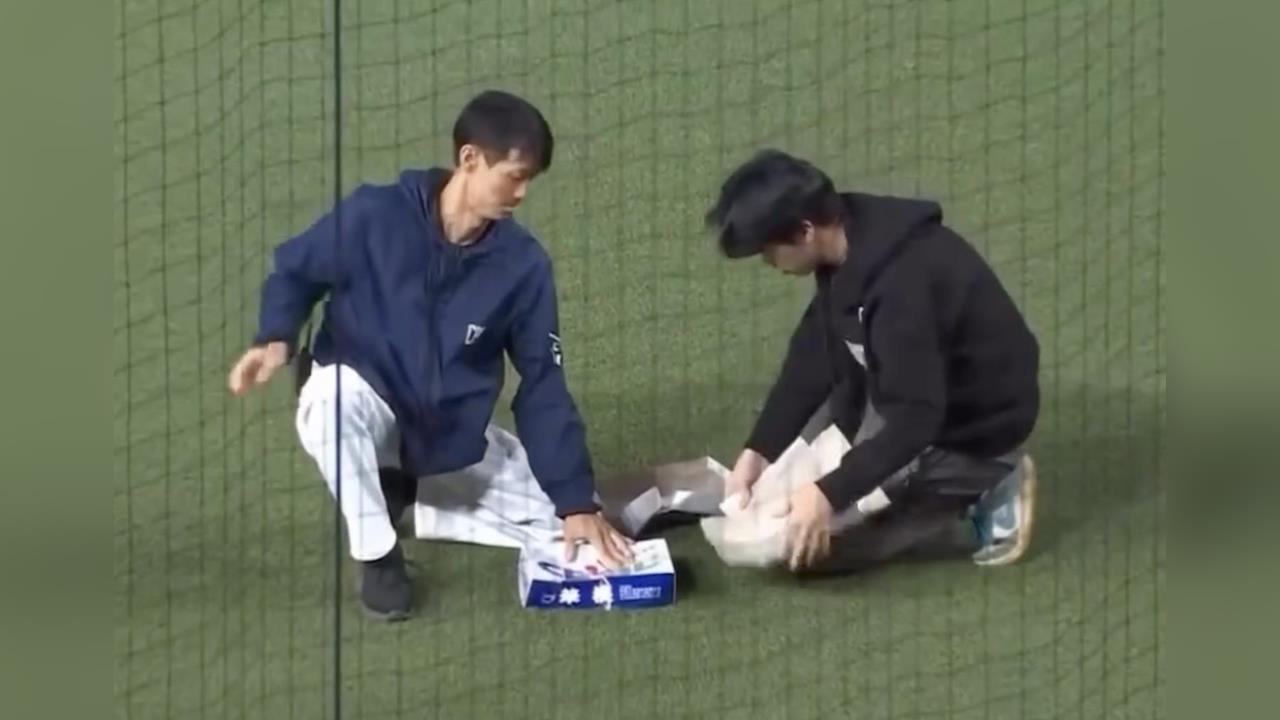 老鼠闖大巨蛋賽場。（圖／截自轉播）