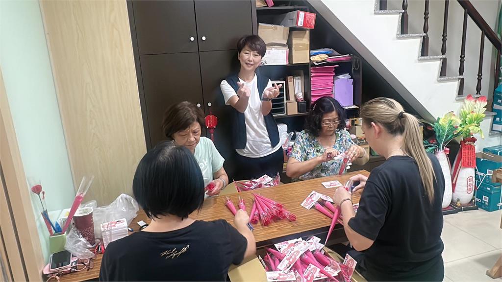 快新聞／地方里長怨收到母親節康乃馨「強迫聯名」　陳亭妃吐心聲：我真的很難過