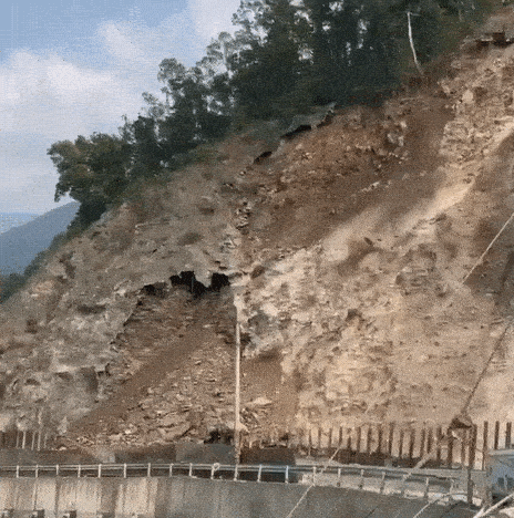 快新聞／開車記得繞道！南投仁愛鄉「土石崩塌」　驚悚畫面曝光