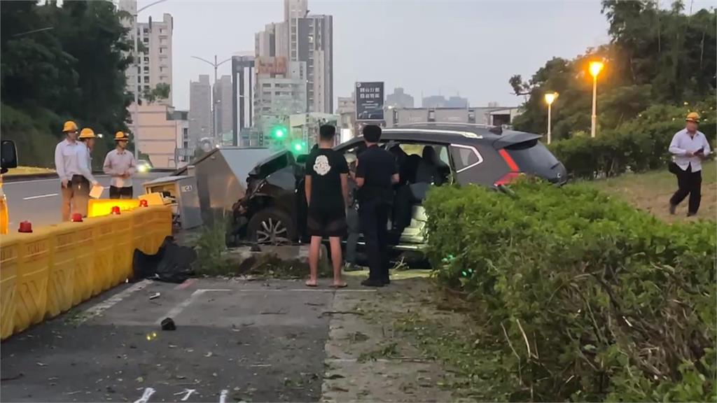 高雄15歲少年開車闖燈又拒檢　自撞變電箱害400多戶停電