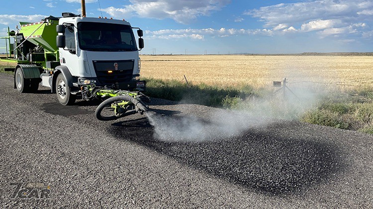 兩分鐘完成路面修補，美國城市導入 P5 Durapatcher 噴射修補系統