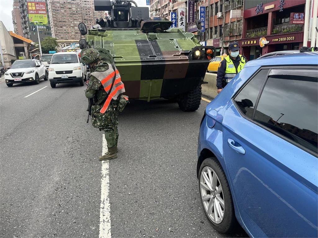 快新聞／雲豹裝甲車淡水擦撞自小客車　陸軍第六軍團：依軍車保險辦理後續事宜