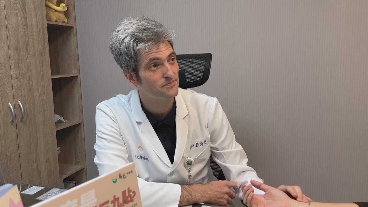 獨家／超台！　「白人中醫師」入籍台灣　還入伍服義務役