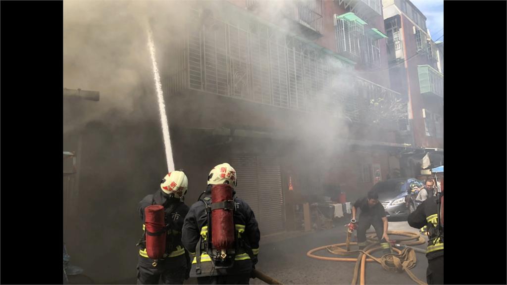 新莊永樂街住宅火警 1男臥床命危送醫