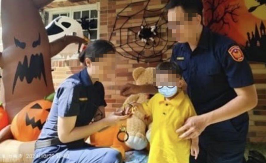 快新聞／警員夫妻攜孩模仿「柯文哲上銬」慘挨轟！　台南市刑大道歉了