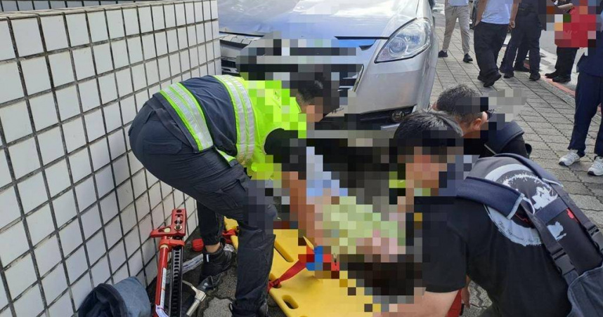 新莊警局門口休旅車暴衝　女子遭壓車底驚險救出