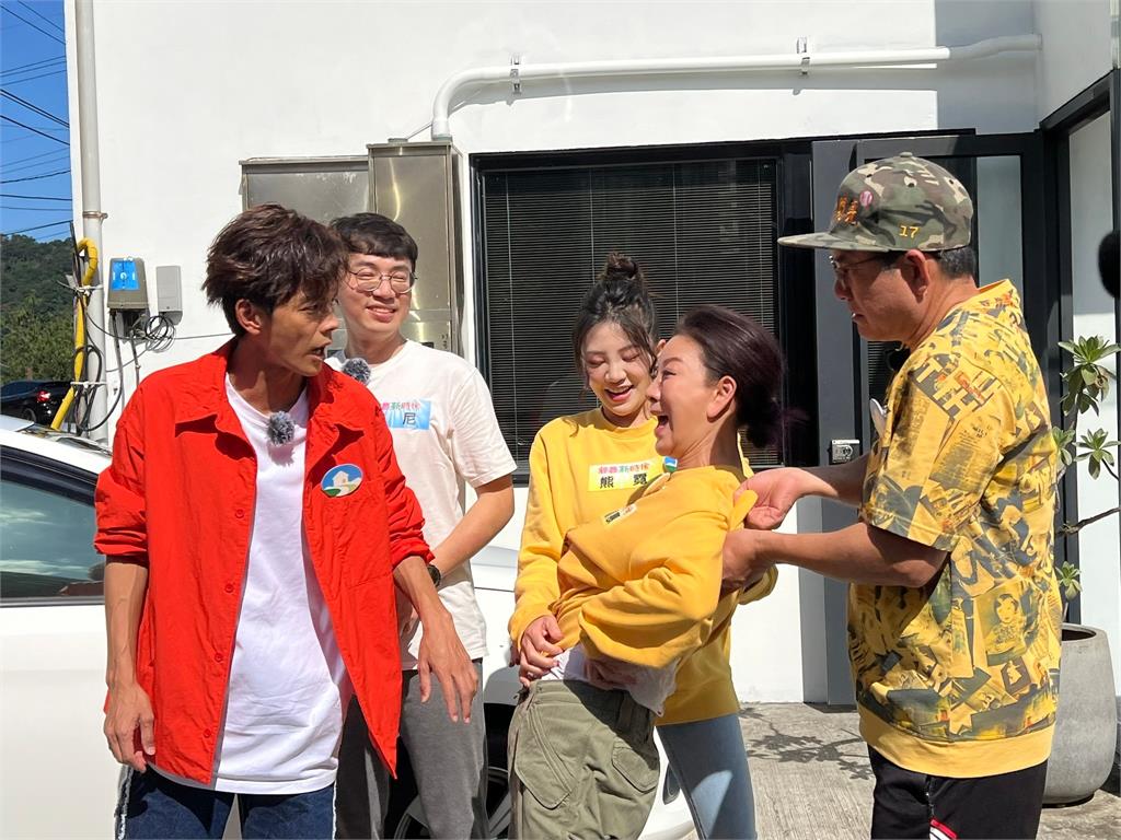 體驗民宿達人遇住客辣妹穿著火辣!「年輕才這樣穿」楊繡惠不甘示弱脫衣服要比拚