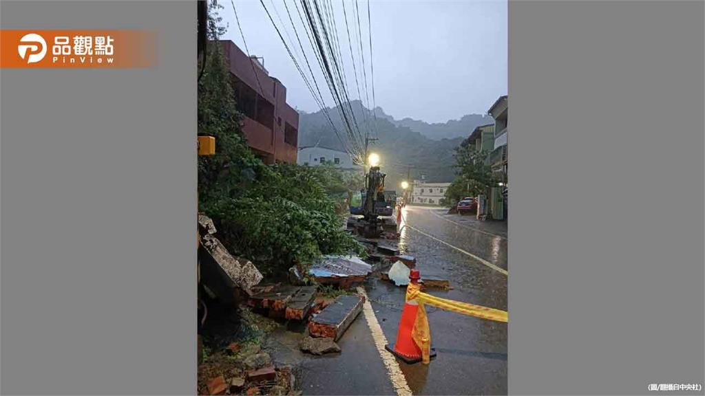 暴雨狂襲！台中路樹倒塌砸車 民宅圍牆崩塌