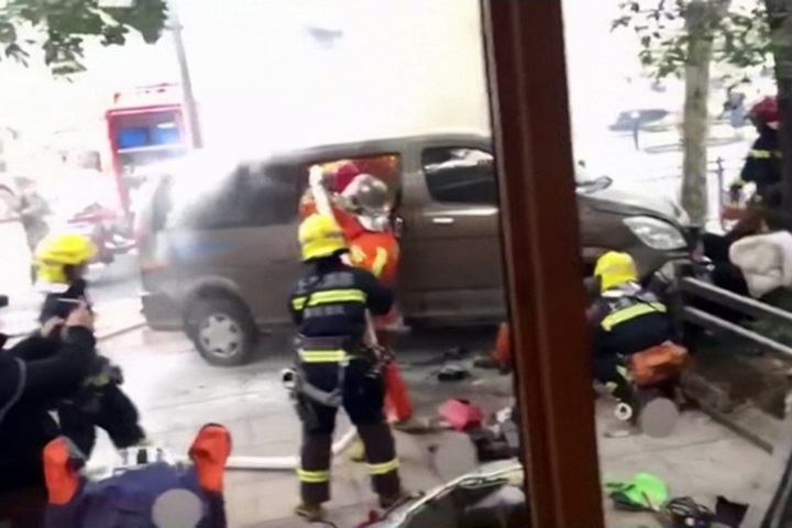 上海廂型車載易燃物衝撞行人 釀18傷