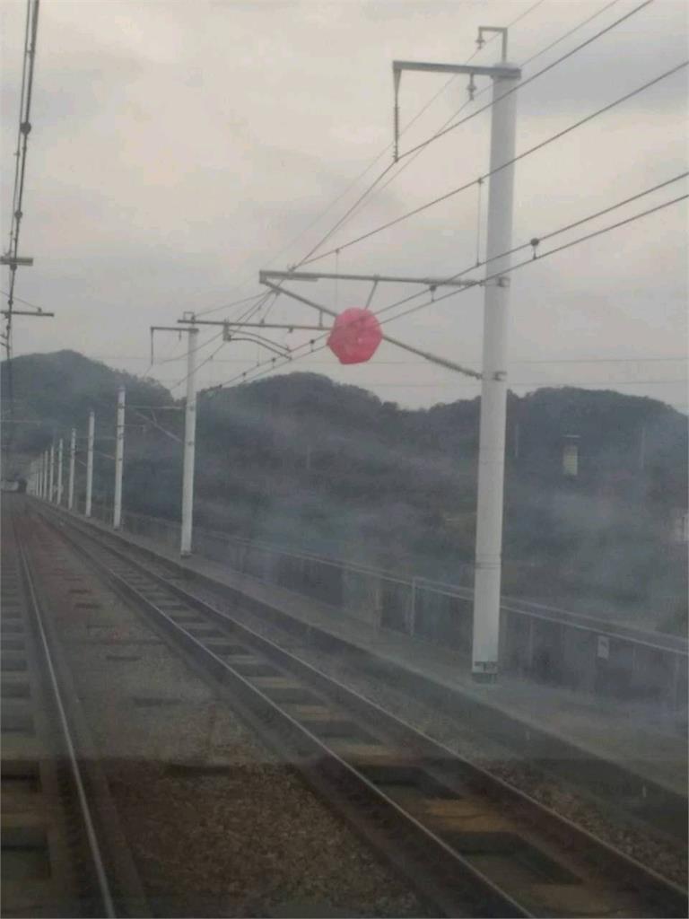 快新聞／高鐵桃園新竹間「大型氣球纏繞電車線」 部分列車延誤近1小時、旅客擠爆高鐵站