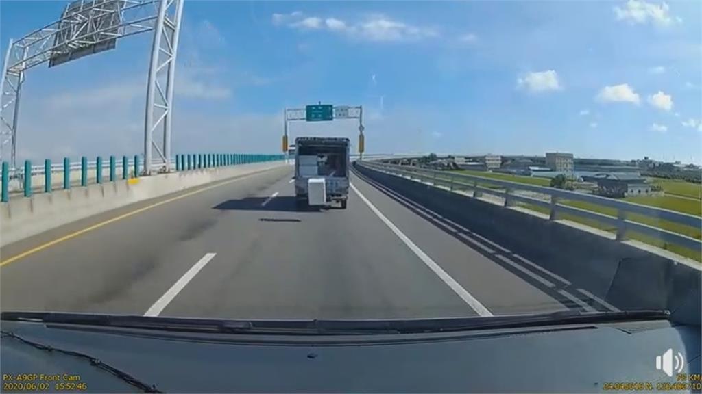 不離不棄！保麗龍箱靈性彈回貨車後斗
