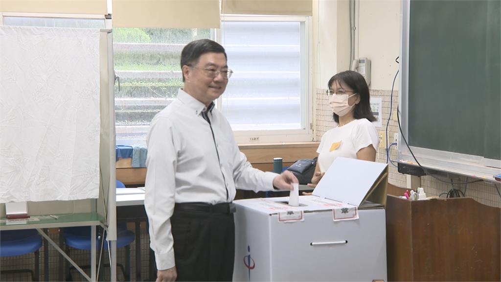 卓揆赴三民國中投票　蔣萬安陪同李彥秀到場投票