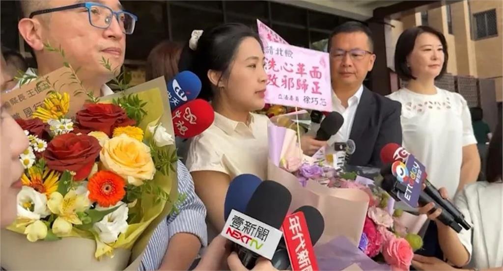 藍白出手急奔北檢送花！賀卡「驚見這幾字」酸爆遭拒收了：捐公益或銷毀