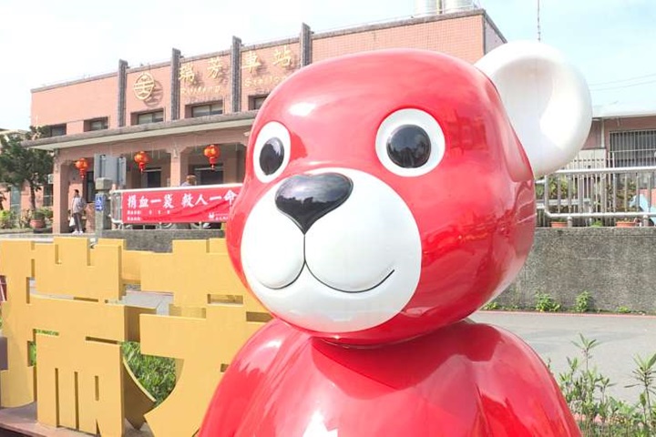 瑞芳車站有「熊」出沒!外國旅客驚呼連連