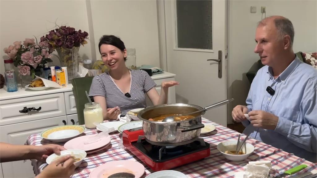 從沒吃過的美食！土耳其家庭挑戰台灣麻辣鍋　父「整碗清空」超滿足