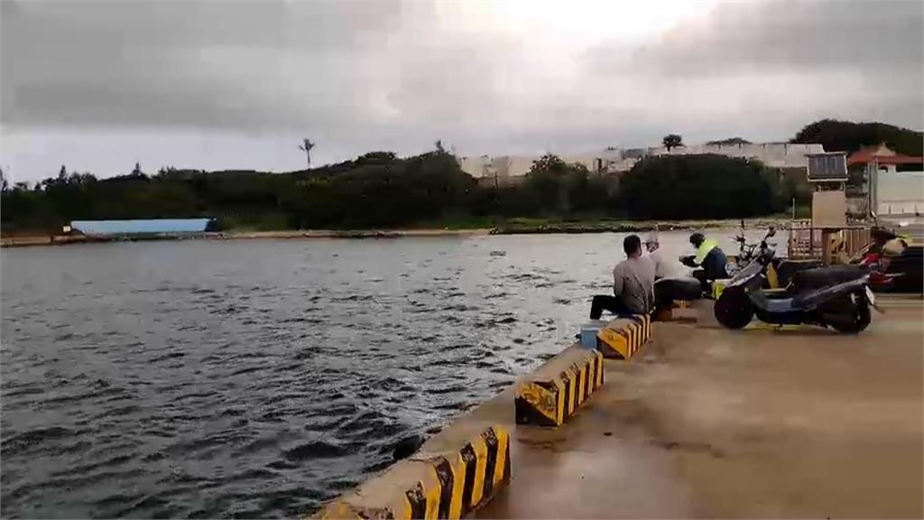「盧碧」颱風暴風圈逼近澎湖　漁船躲入馬公港避颱
