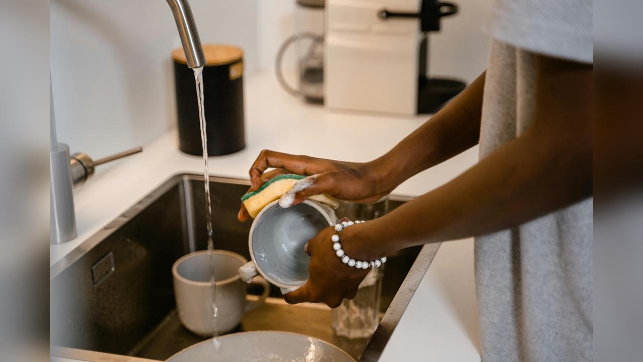 洗碗海綿竟比馬桶髒20萬倍?專家:孔洞食物殘渣是細菌的天堂!