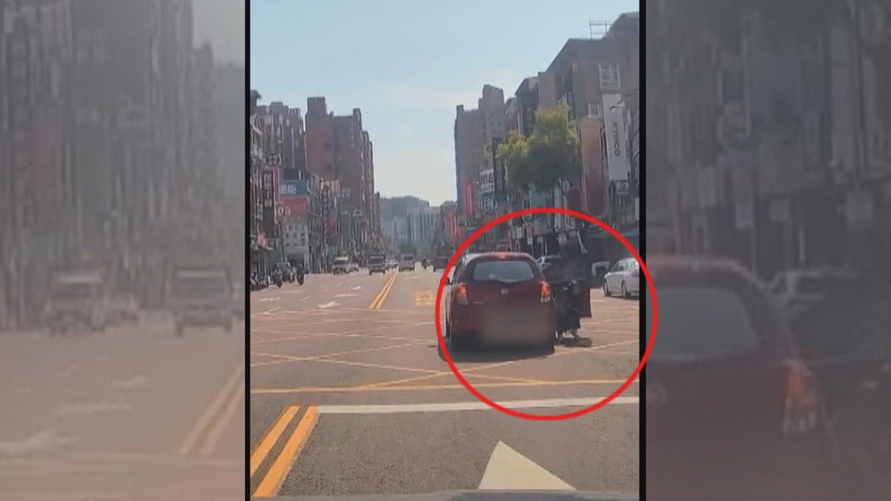 驚險瞬間！情侶爆口角　女子「跳車」整個人從車裡摔出