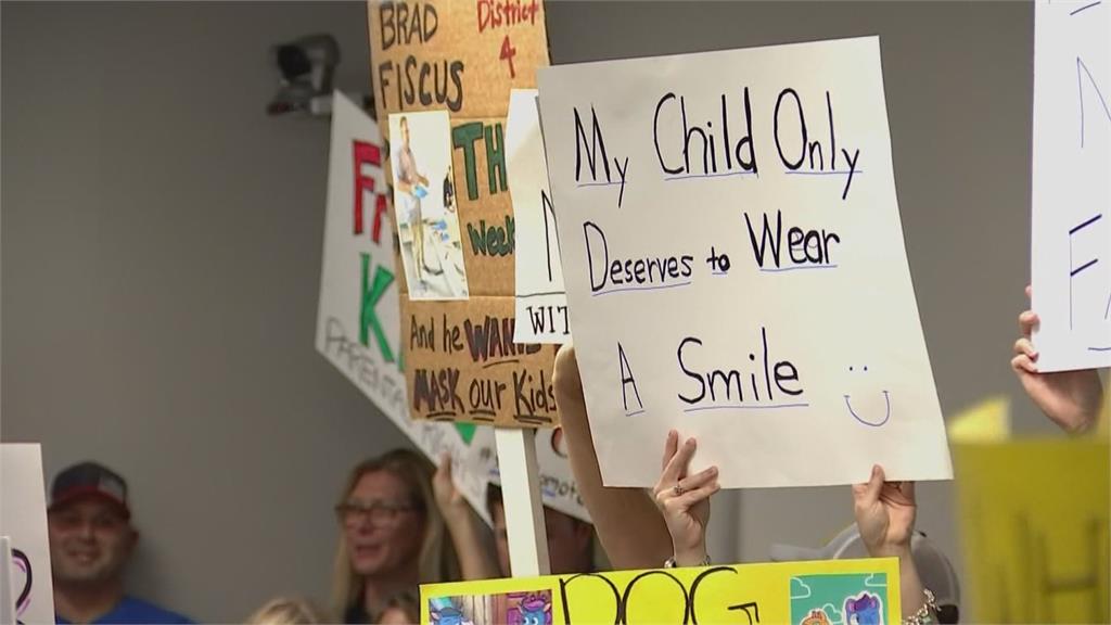  家長口罩寫「虐待兒童」　抗議校方強制口罩令