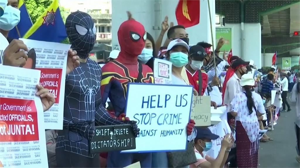 軍政府無差別鎮壓  緬甸「蜘蛛人」走上仰光街頭抗暴