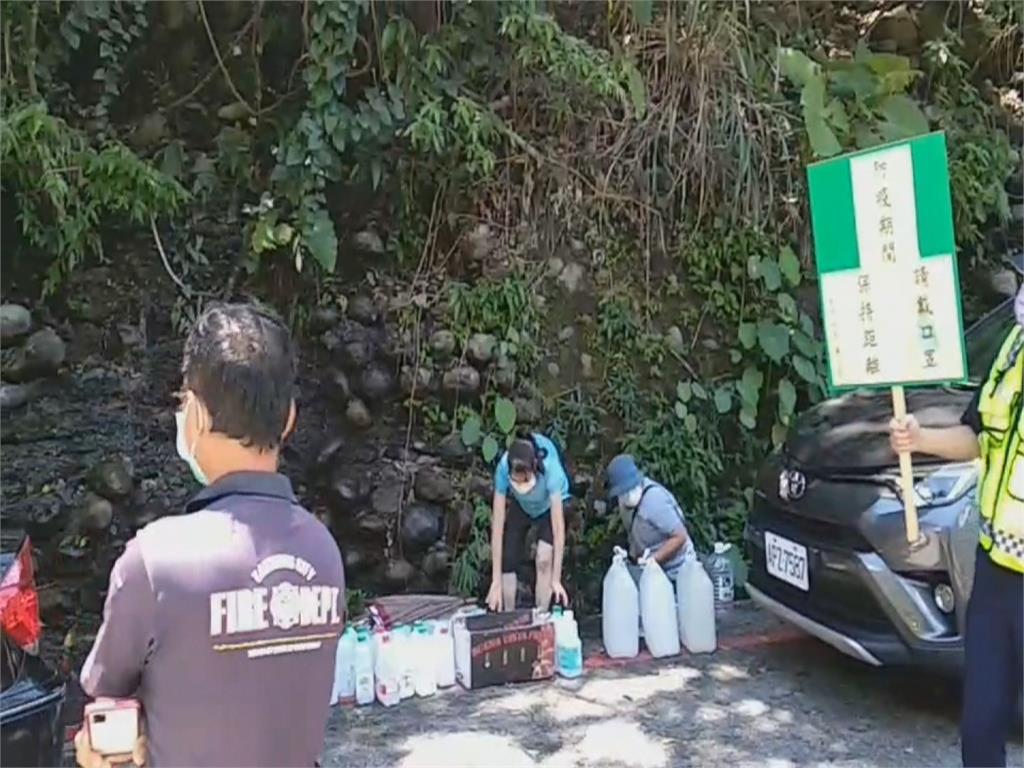 台中八仙山搶午時水　車陣湧入綿延數百米　警關切舉牌