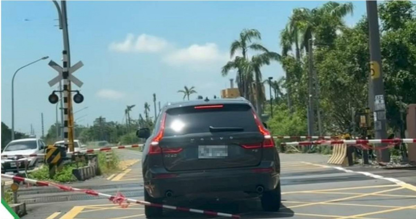 Volvo硬闖平交道被卡 柵欄斷裂罰鍰恐飆9萬!