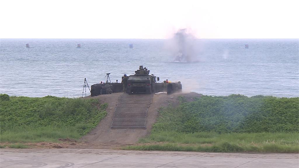 天馬操演「新型拖式飛彈車」　夜間實彈射擊畫面曝