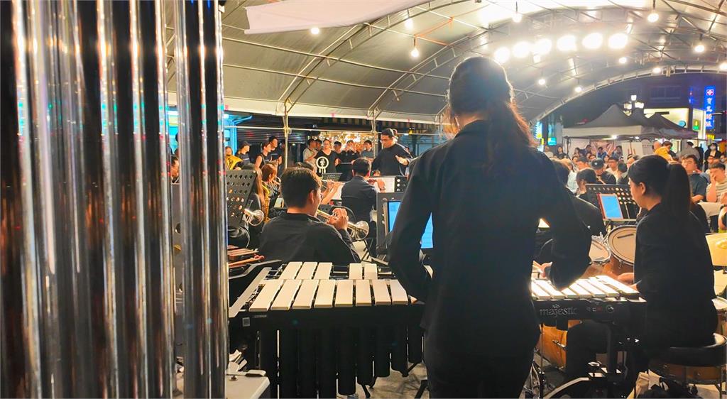 花蓮公益音樂會「驚見五月天」一位難求！不惜搬椅子搶聽…「金鐘導演」也現身
