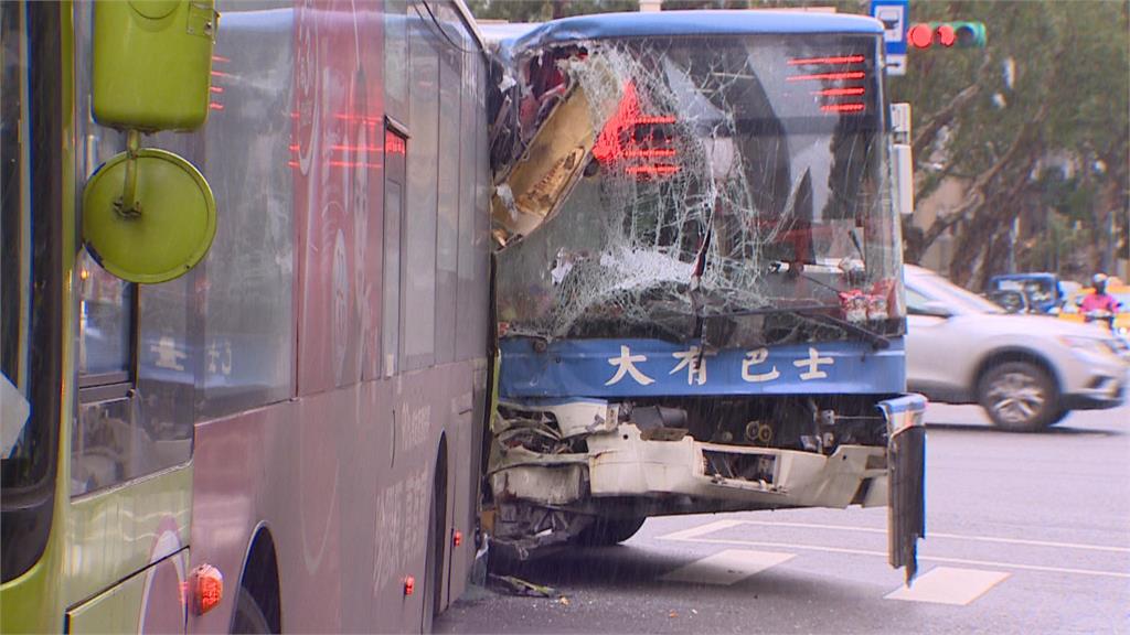 快新聞／北市公車追撞1死15傷　公運處開鍘：大都會、大有各罰9萬元