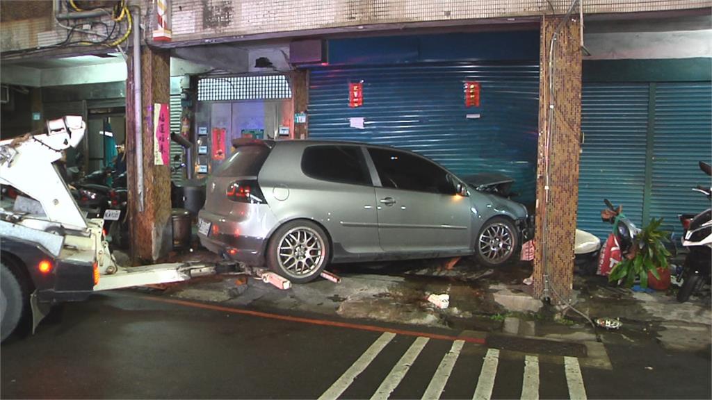 轎車過彎失控衝進騎樓！　美髮店老闆娘嚇壞：以為地震