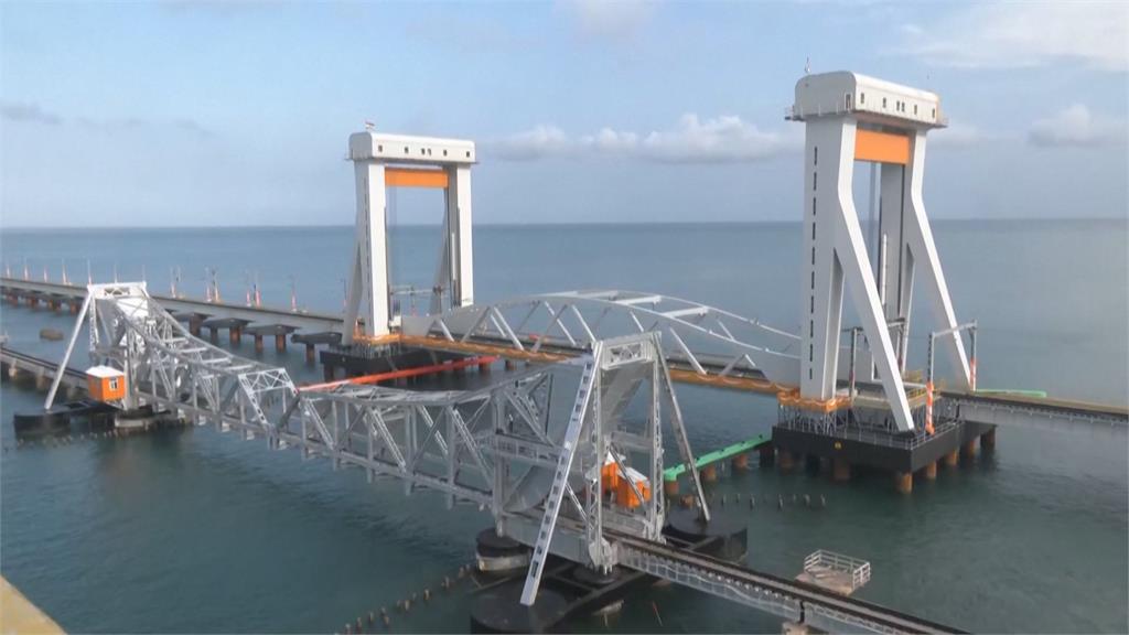 印度「首座跨海升降橋」啟用　總理莫迪親自剪綵