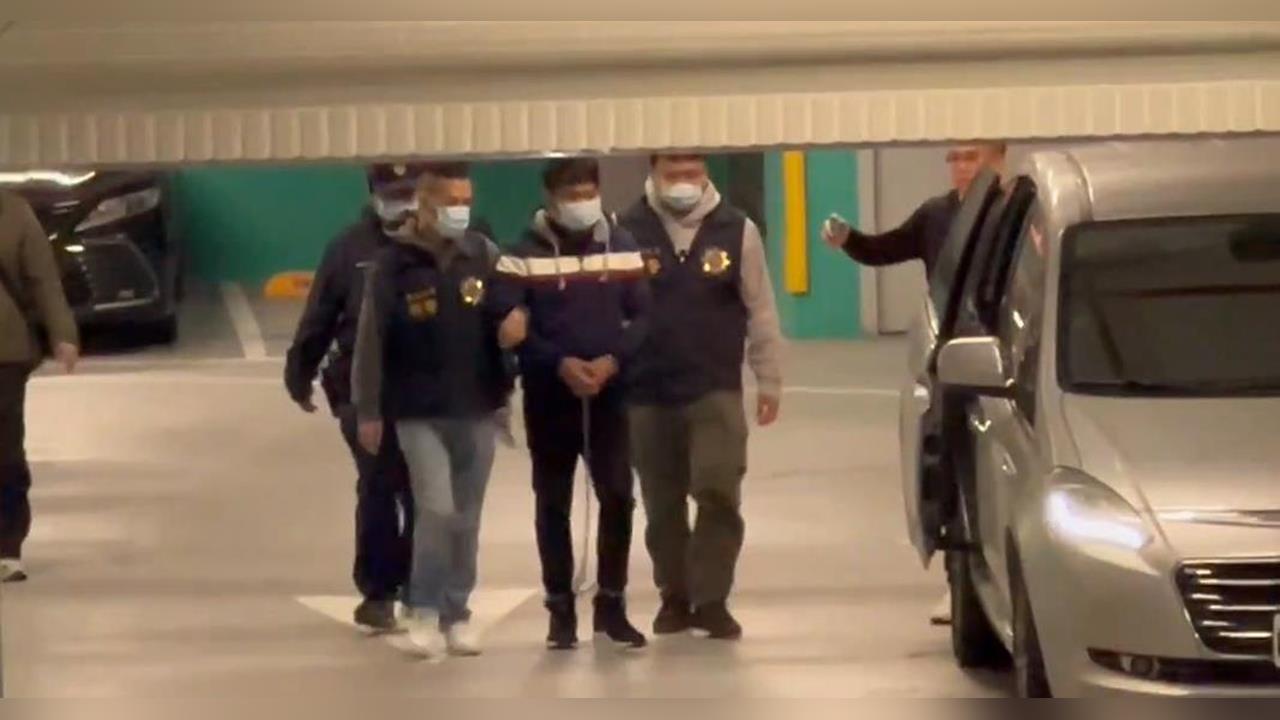 蘆洲蔥油餅夫婦「被砍37刀」慘死　逆子移送親友捶車怒吼「他全程摀臉」