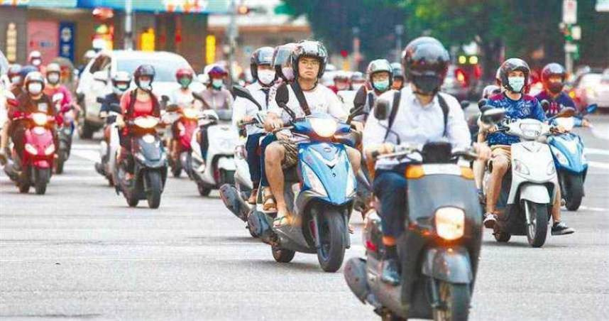 機車乘客頭頂「銀色飯鍋」當安全帽　恐挨罰500元還藏致命風險