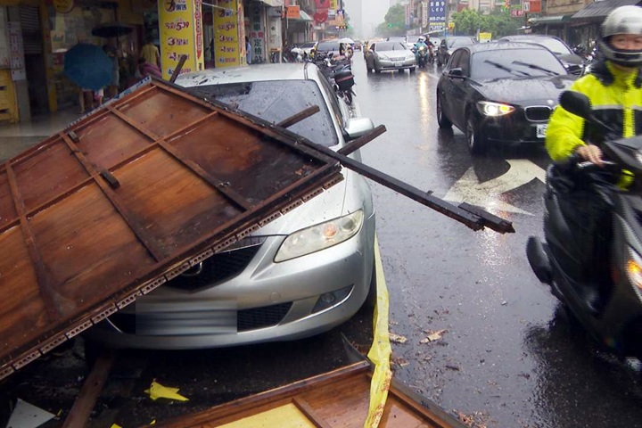 轟！連日大雨 速食店裝飾外牆倒塌砸車