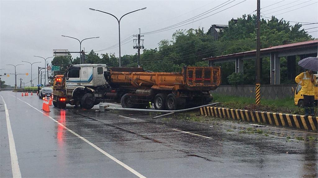 快新聞／嘉義聯結車不慎打滑撞上分隔島 油料庫士兵與警方合力搶救