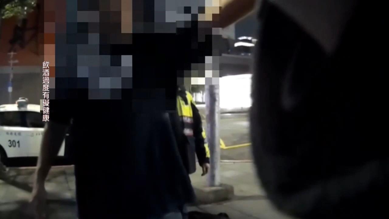 酒客鬧事大嗆.辱罵員警　自稱"台大博士班"榜首　遭上銬管束