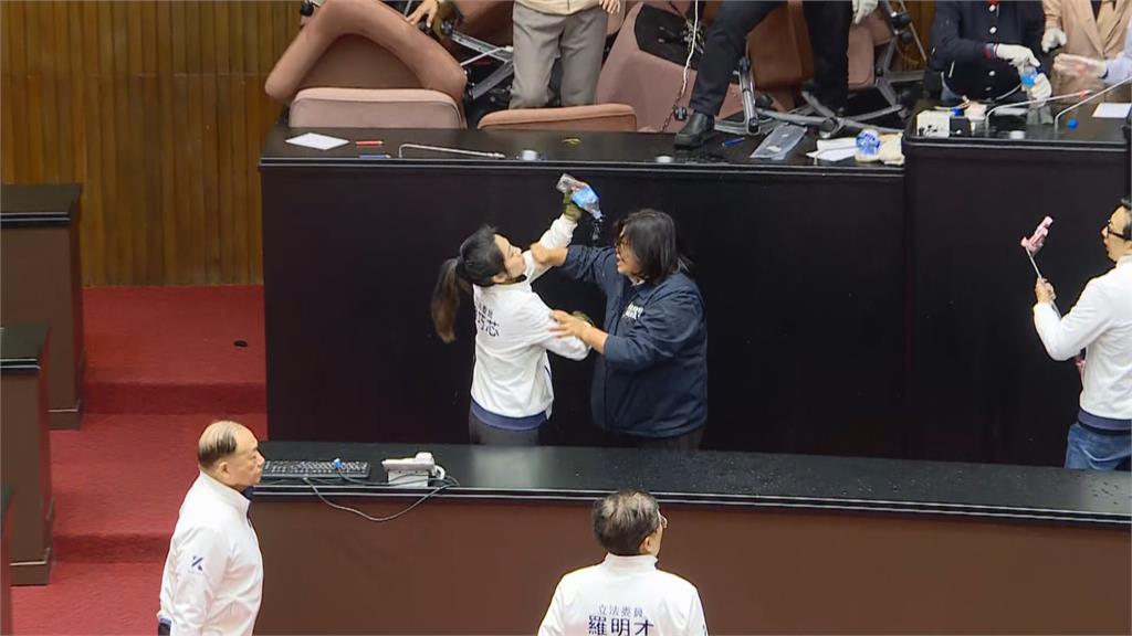 快新聞／藍白闖「損害民主」法案登上外媒！　法新社指國民黨「對北京友好」