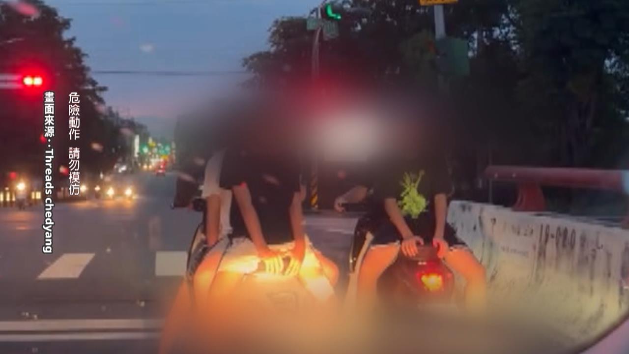 有猴出沒?!台中少年騎乘電動車「背靠背」 三貼還持棍棒