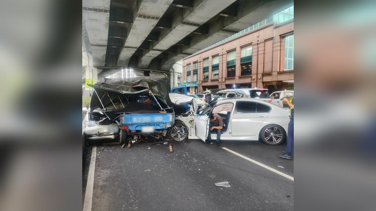 快新聞/新北大道3車撞成一團!駕駛竟是通緝犯 警方還搜出車內有「這包」