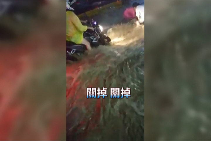 高雄暴雨狂炸  水漫橋上騎士險遭沖走