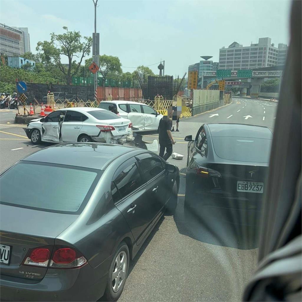 【有片】路口驚魂!白車突竄出「特斯拉閃不掉」龜山3車連環撞
