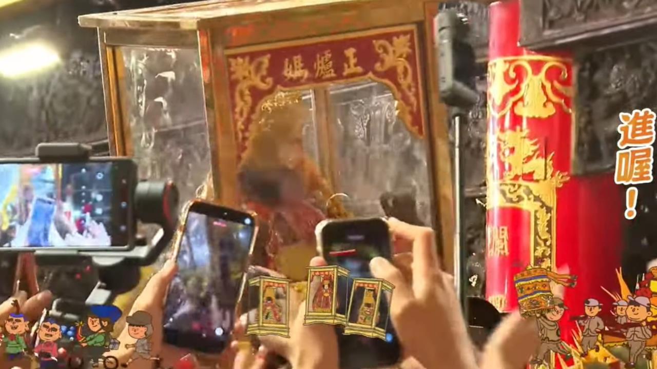 大甲媽安座…一堆信徒拿「信用卡、手機」刮神像！專家示警：會運勢不好