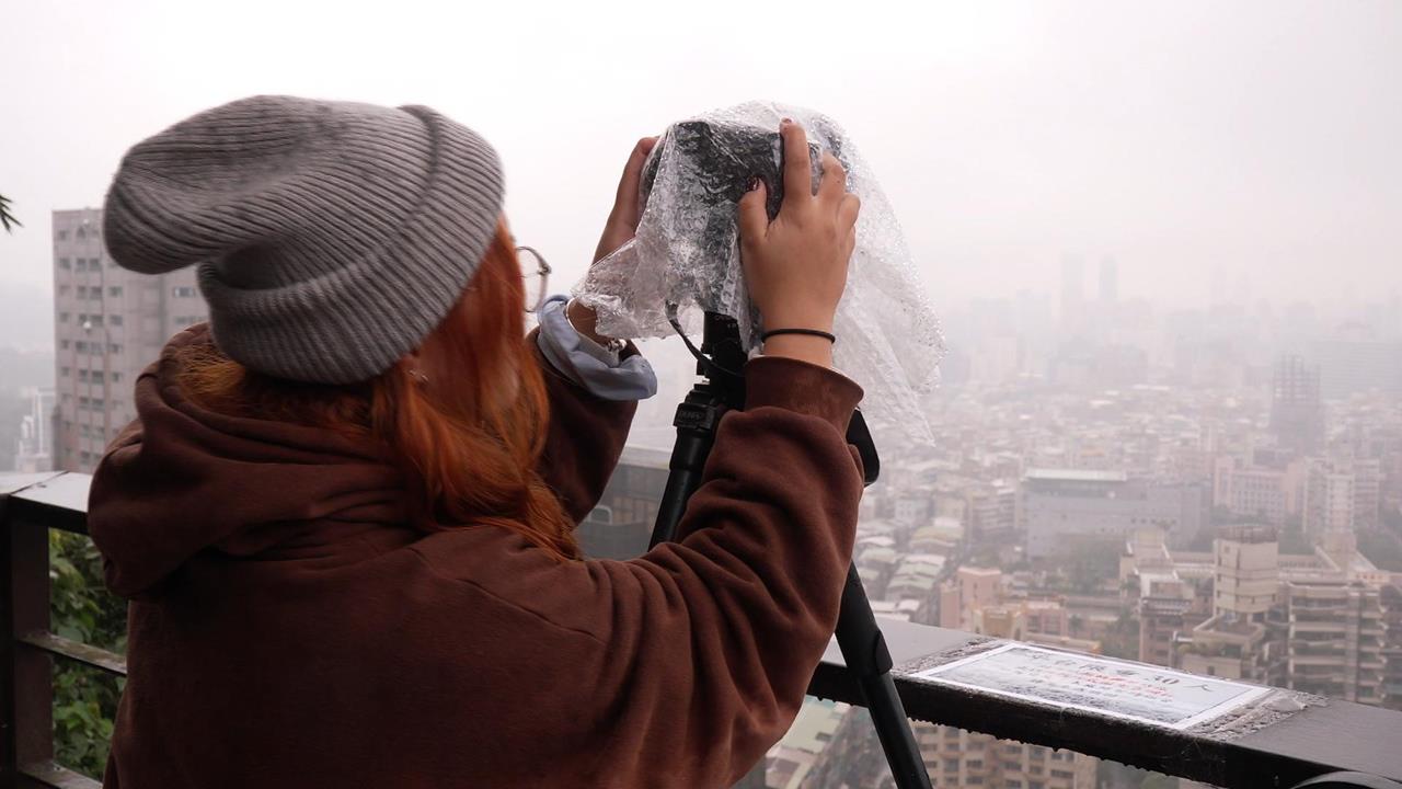 無懼下雨! 民眾跨年夜登象山卡位看101煙火