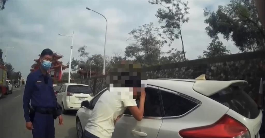 媽嚇壞！下車幫女兒換尿布「車門突反鎖」　1歲童受困15分鐘