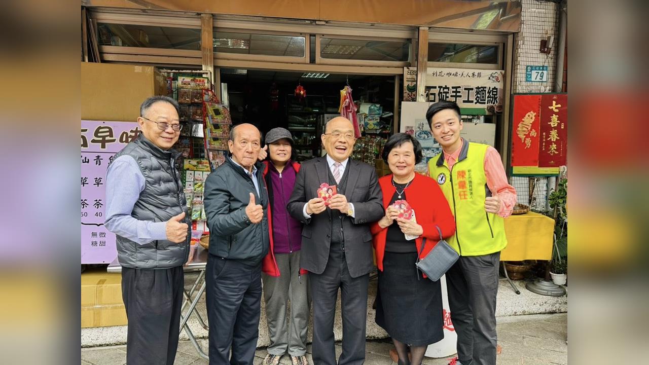 三峽老街「走春情侶超甜」手緊挽竟是蘇貞昌!網見「私下面太反差」:比電視上帥