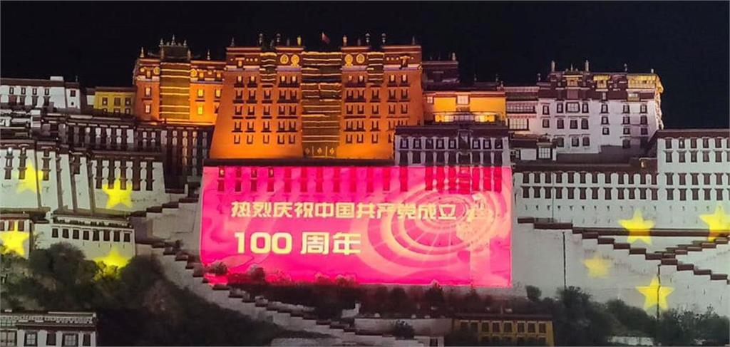 快新聞／西藏布達拉宮被強制投影「慶祝建黨100年」　在台藏人淚訴：人民慘遭洗腦教育